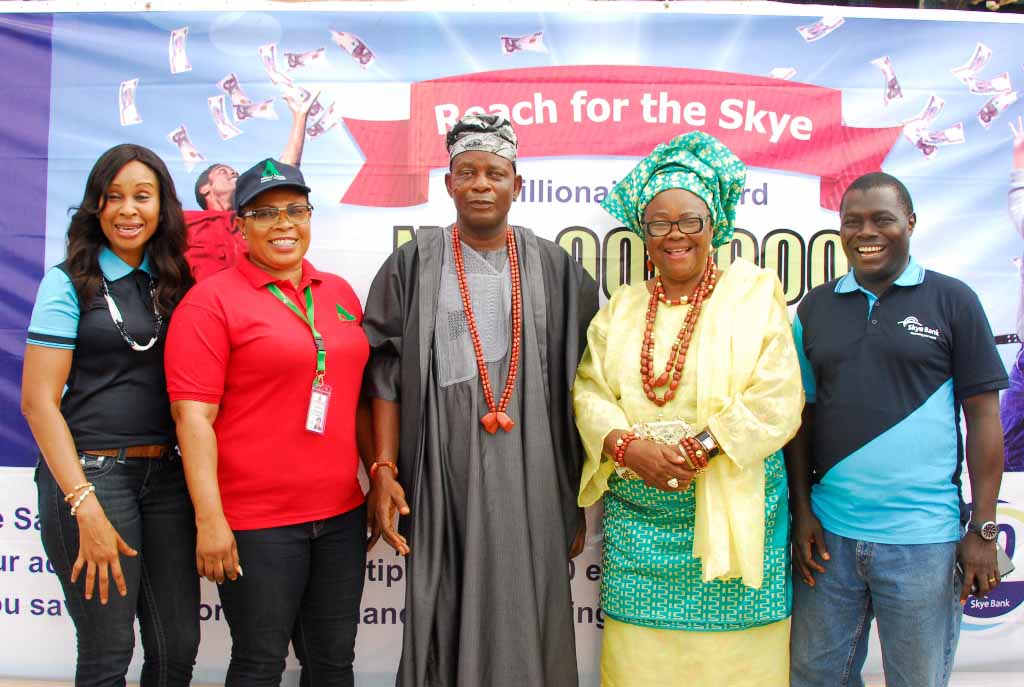 L-R: Group Head, Retail Banking, Skye Bank, Nkolika Okoli, Acting Zonal Coordinator, National Lottery Regulatory Commission, Akure Zone, Mrs. Seyi Audu, Babaloja of Akure Kingdom, Chief Olowu Ige, Iyaloja of Akure Kingdom, Erelu Chief (Mrs.) M. Adekanye and Regional Manager , Ondo/Ekiti Region , Skye Bank Plc. Rasheed Yusuf at the Bank’s 11th “Reach For The Skye Millionaire” reward Scheme held in Oba Market, Akure , Ondo State recently.