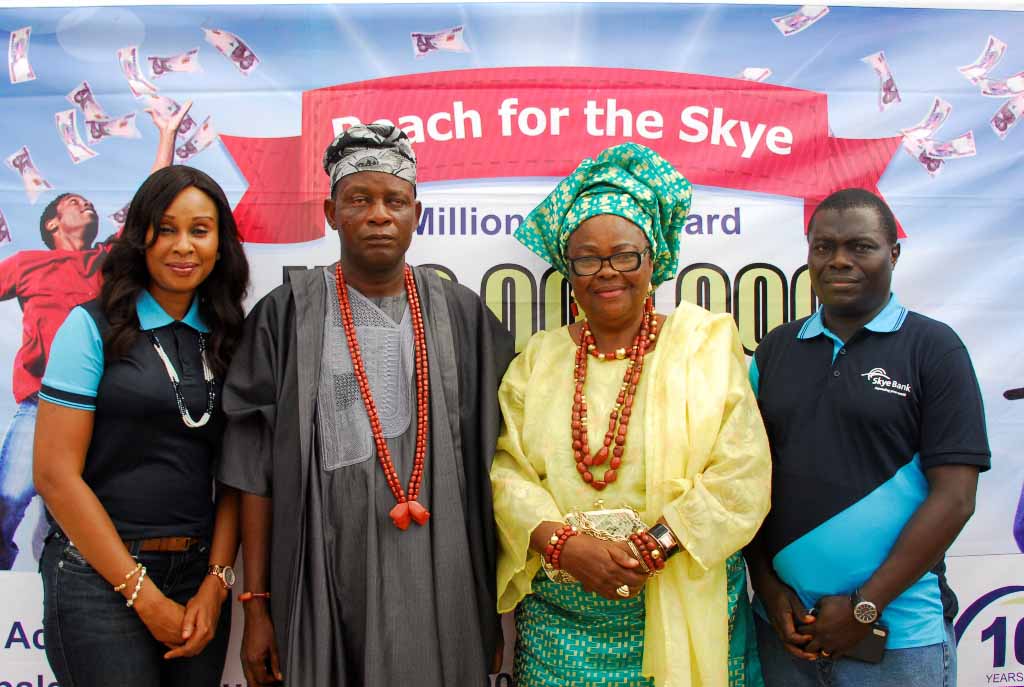  L-R: Group Head, Retail Banking, Skye Bank, Nkolika Okoli, Babaloja of Akure Kingdom, Chief Olowu Ige, Iyaloja of Akure Kingdom, Erelu Chief (Mrs.) M. Adekanye and Regional Manager , Ondo/Ekiti Region , Skye Bank Plc. Rasheed Yusuf at the Bank’s 11th “Reach For The Skye Millionaire” reward Scheme held in Oba Market, Akure , Ondo State. 